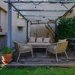 Daire Cozy Retreat With Private Garden & Hot Tub Floransa
